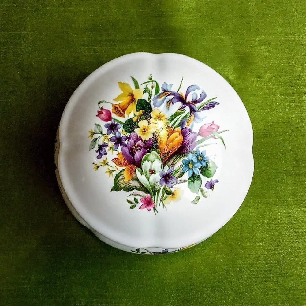 San Francisco Music Box Co. Floral Scallop Rim Box